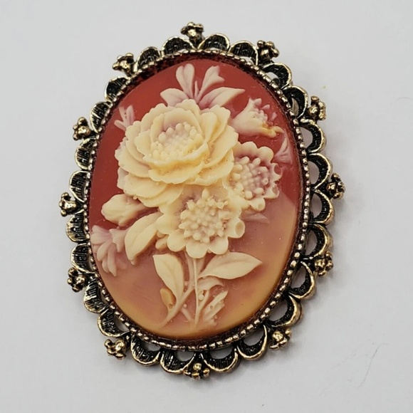 Vintage Rose Cameo Brooch by Gerry’s Jewelry Company - Picture 6 of 10